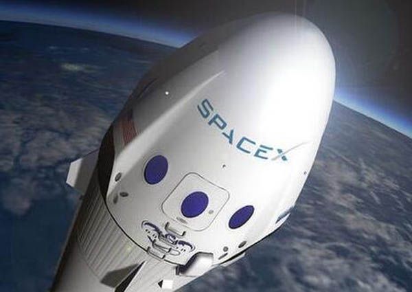 SpaceX龙飞船载2名宇航员返回地球，特朗普表