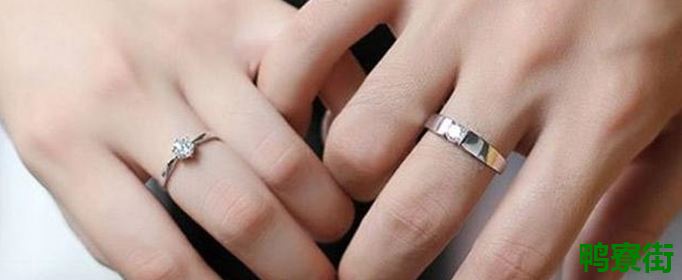 戒指戴中指是什么意思？