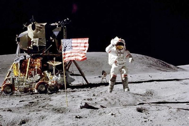 第一个登上月球的人是谁？