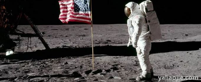 第一个登上月球的人是谁？