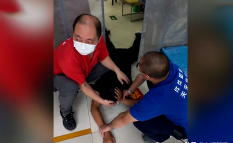 北京一老人拒绝扫码登记砸晕超市员工，被砸员工曾做过开颅手术